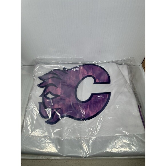 Size L Fanatics Calgary Flames Hockey Fights Cancer Jersey 2024 NHL NEW - Picture 4 of 4